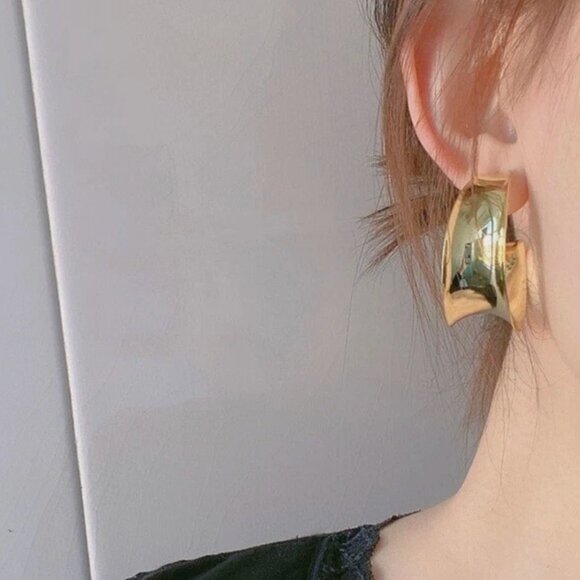 Gold C-Shaped Statement Hoop Earrings – French Chic Minimalist Design - Picture 8 of 8